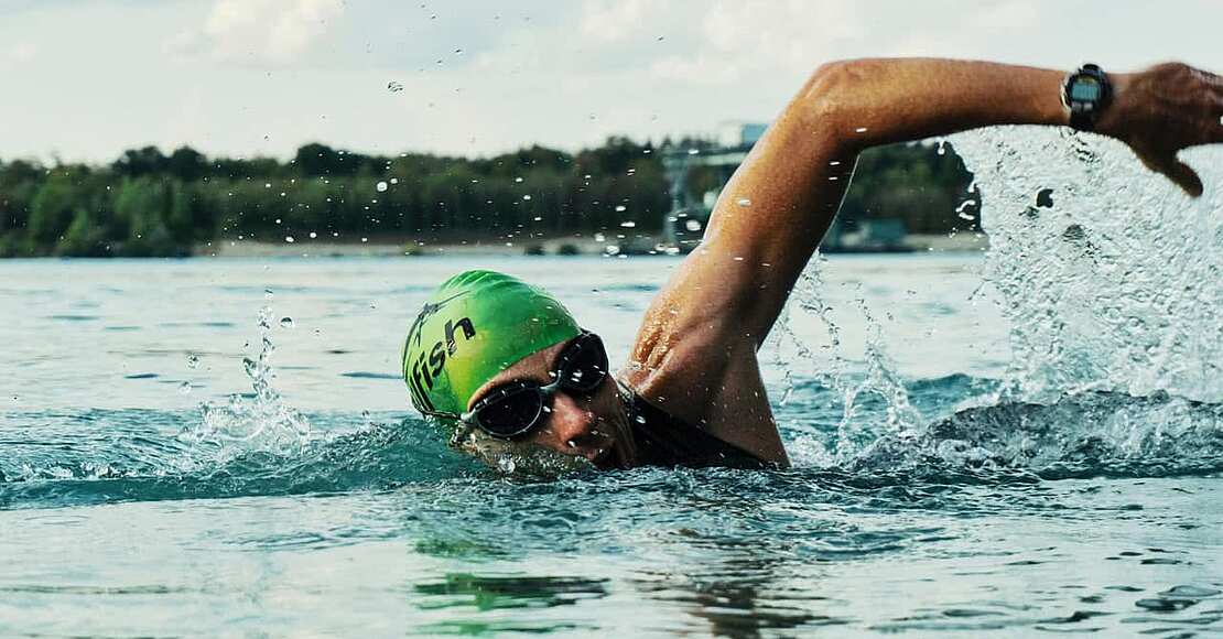 Schwimmer trägt Wassersportbrille mit Sehstärke