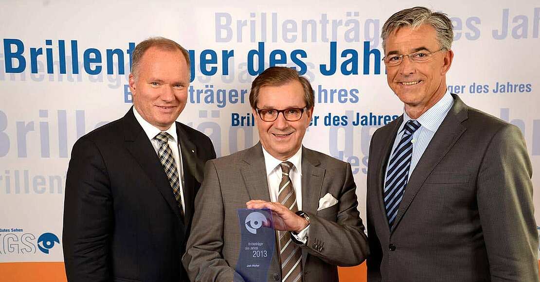 Titelbild Pressemitteilung Jan Hofer ist Brillenträger des Jahres 2013 Jan Hofer empfängt den Preis zum Brillenträger des Jahres 2013
