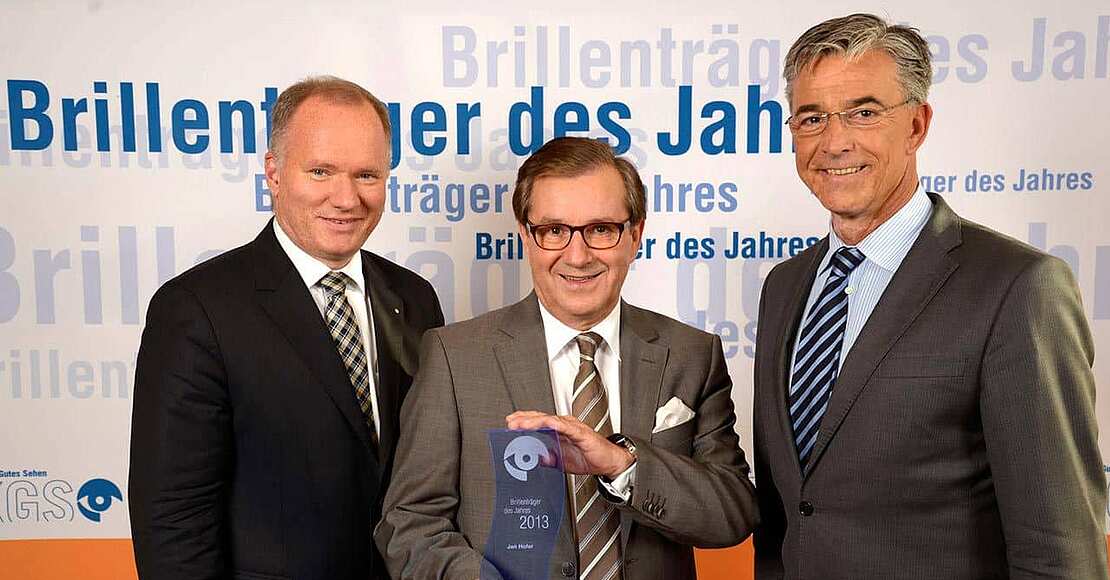 Jan Hofer empfängt den Preis zum Brillenträger des Jahres 2013