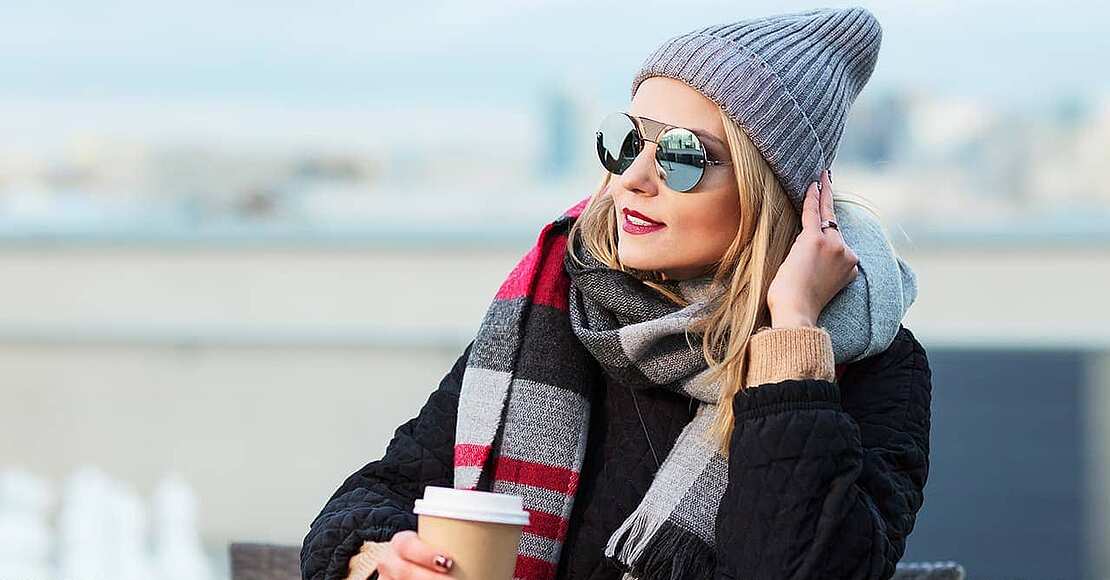 Frau mit Sonnenbrille im Winter