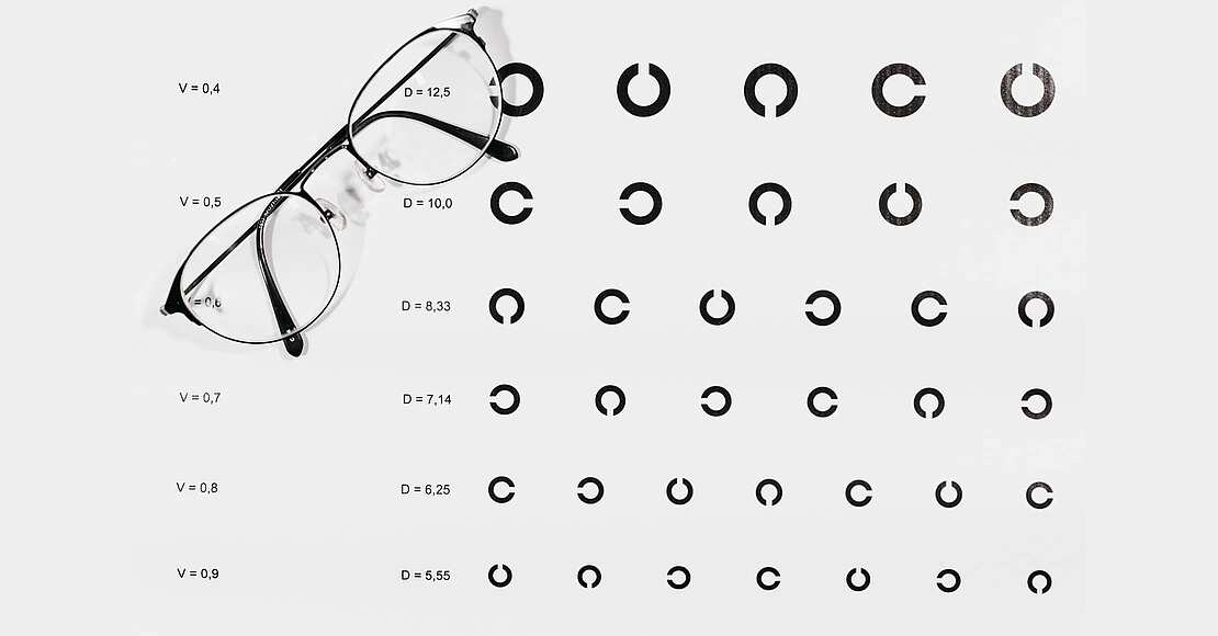 Eine Brille liegt auf einem Online-Sehtests zum Ausdrucken