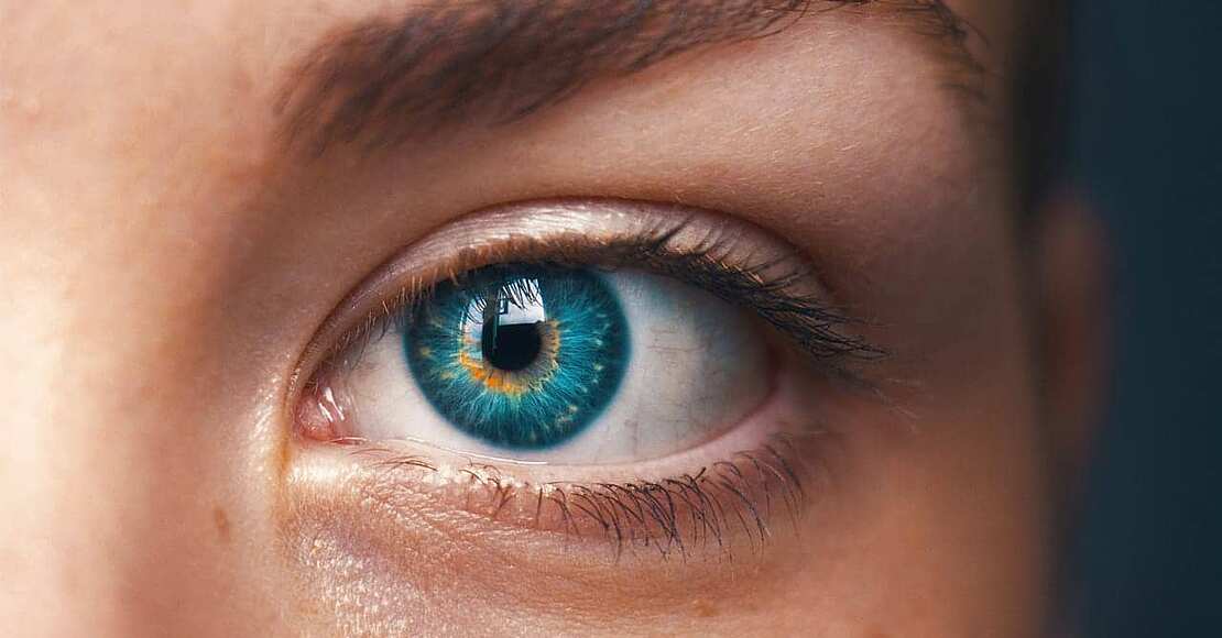 Auge mit einer Torische Kontaktlinse