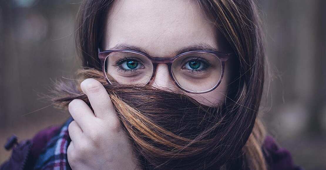 Frau mit Brille passend zu ihrer Nasenpartie