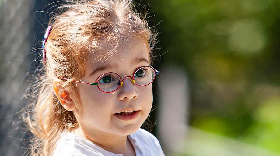 Kind Brille Hornhautverkrümmung