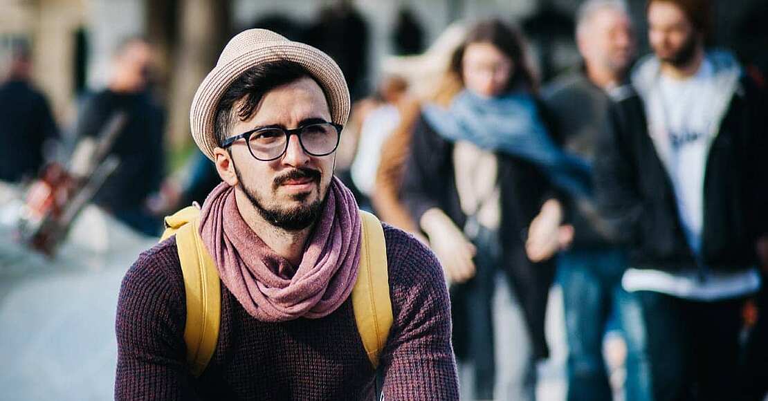 Ein Mann mit Brille und einer Rot-Grün-Sehschwäche bzw. Farbenblindheit