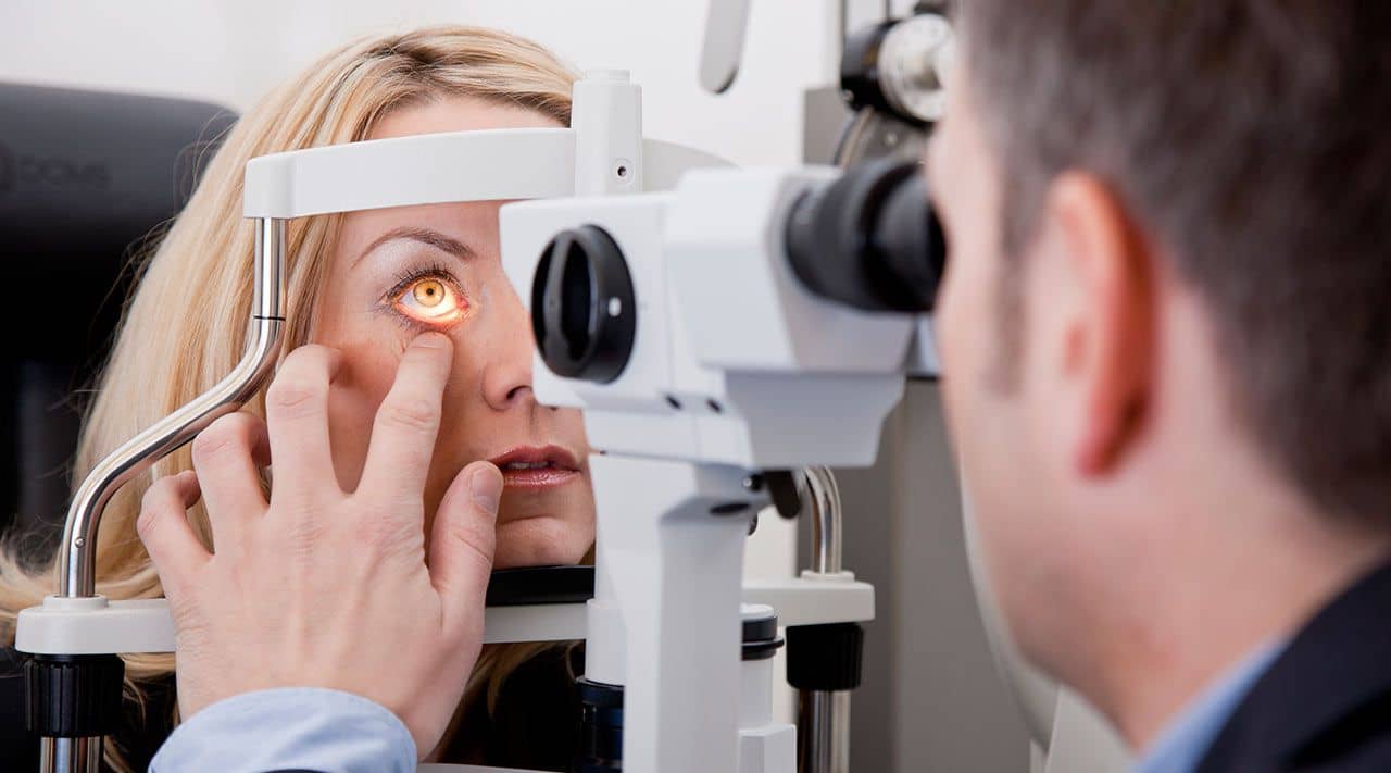 Titelbild Pressemitteilung Lieber ein kürzeres Leben als verlorenes Augenlicht Frau bei einem Augenoptiker