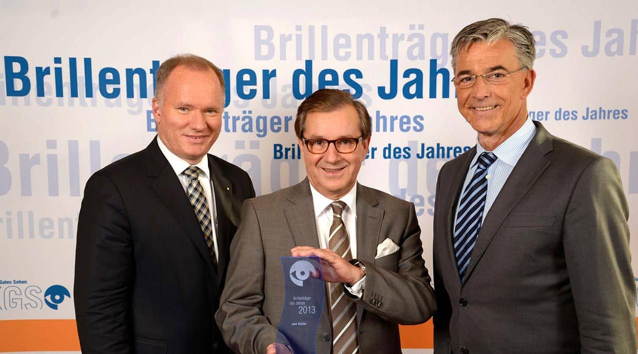 Titelbild Pressemitteilung Jan Hofer ist Brillenträger des Jahres 2013 Jan Hofer empfängt den Preis zum Brillenträger des Jahres 2013