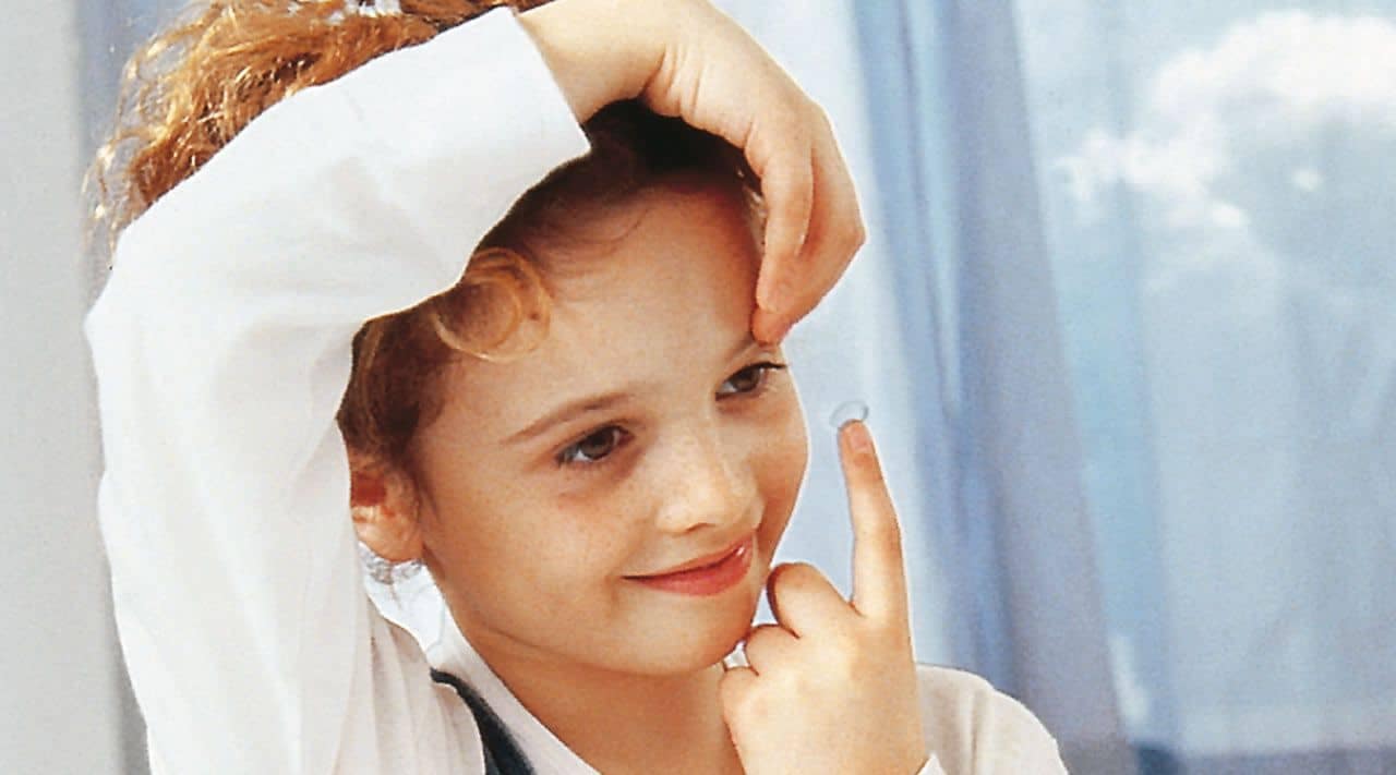 Titelbild Pressemitteilung Kids habens drauf Jungs Mädchen setzt eine Kontaktlinse ein