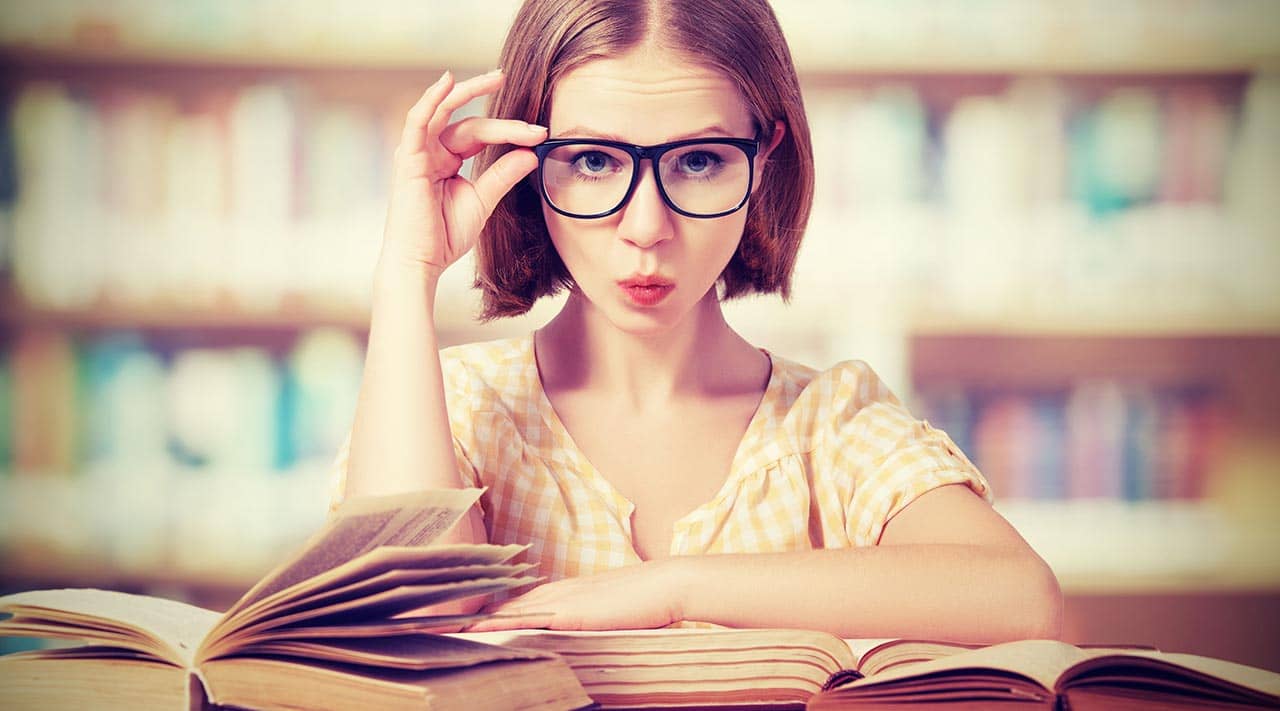 Frau wirkt kompetenter durch Brille