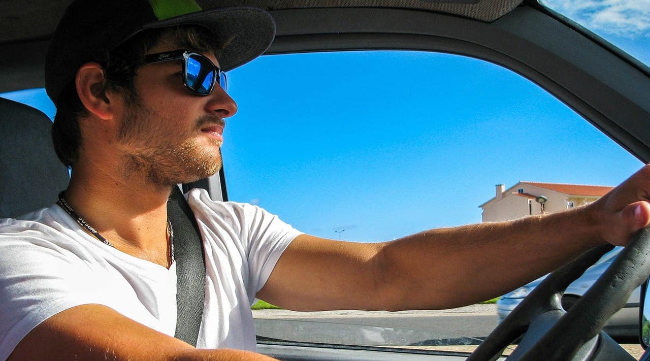 Grelles Licht beim Autofahren